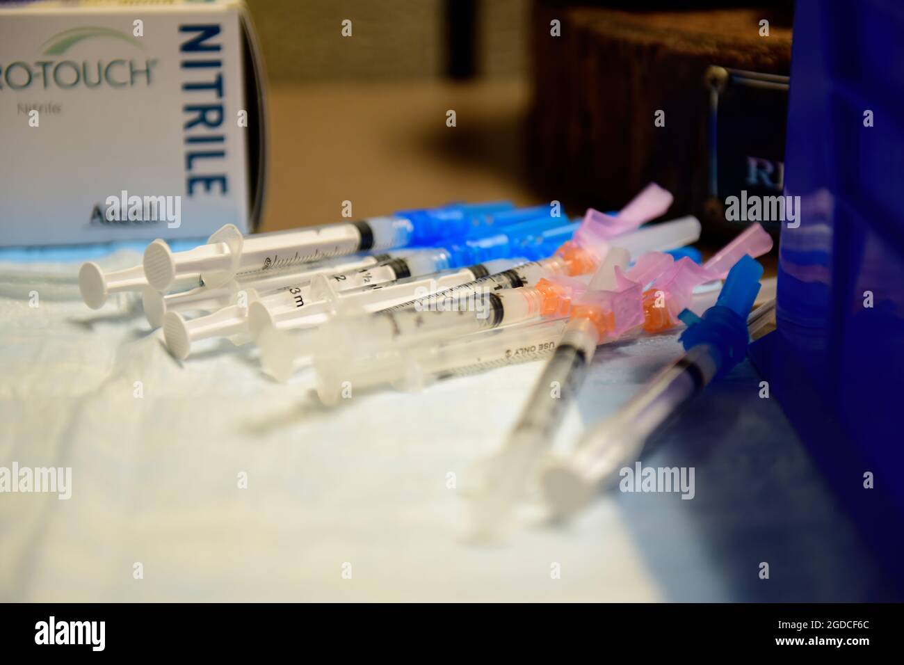 Die Dosen des Impfstoffs Moderna COVID-19 sind bereit, den Luftfahrtschützern des 163d Angriffsflügels, der California Air National Guard, auf der March Air Reserve Base, Kalifornien, am 9. Januar 2020, verabreicht zu werden. Militärmitglieder können den Impfstoff freiwillig erhalten, und die ersten Dosen wurden priorisiert, um Airmen an vorderster Front der COVID-19-Pandemiereaktion entweder in ihrer militärischen oder zivilen Rolle zu geben. (USA Foto der Air National Guard von Meister Sgt. Julianne M. Showalter) Stockfoto