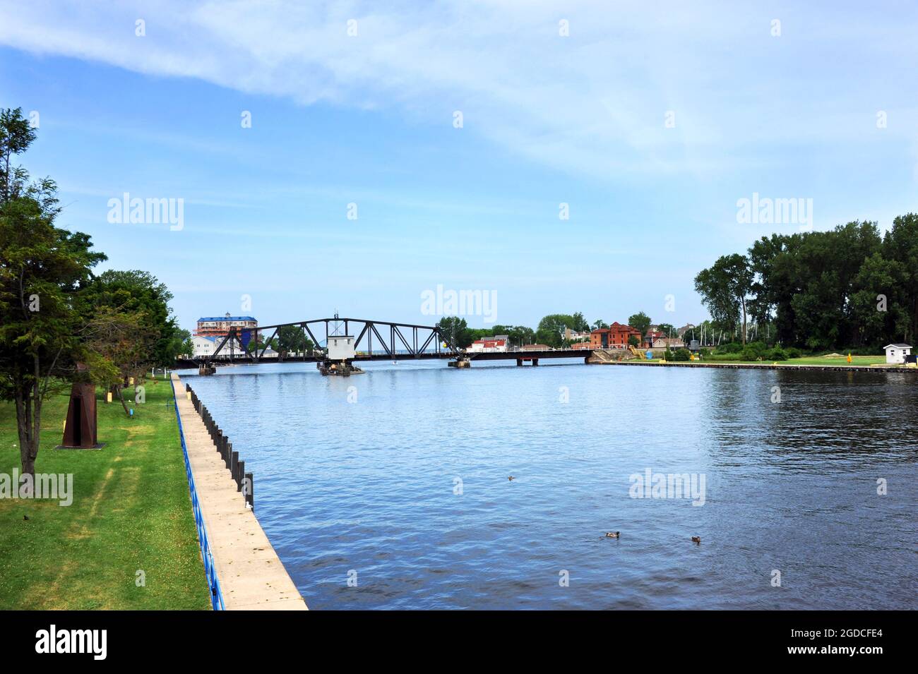 Blick auf die St. Joseph's Swing Bridge im Silver Beach Park, in St. Joseph, Michigan. St. Joseph River leert hier in Lake Michigan. Stockfoto