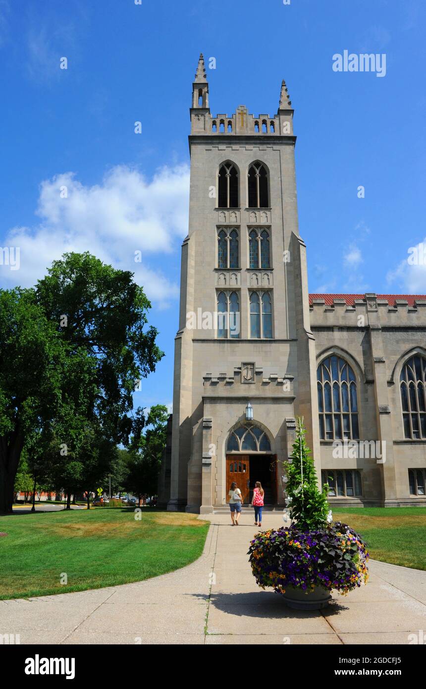 Die Studenten gehen zum Eingang der wunderschönen Kapelle am Hope College in Holland, Michigan. Stockfoto