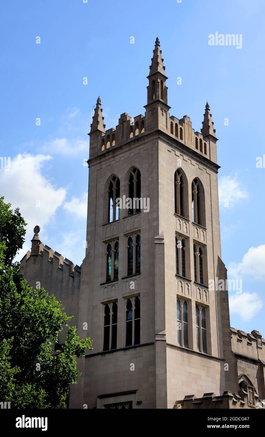 Die Dimnent Memorial Chapel auf dem Campus of Hope College in Holland, Michigan, hat eine gotische Architektur und einen Turm. Stockfoto