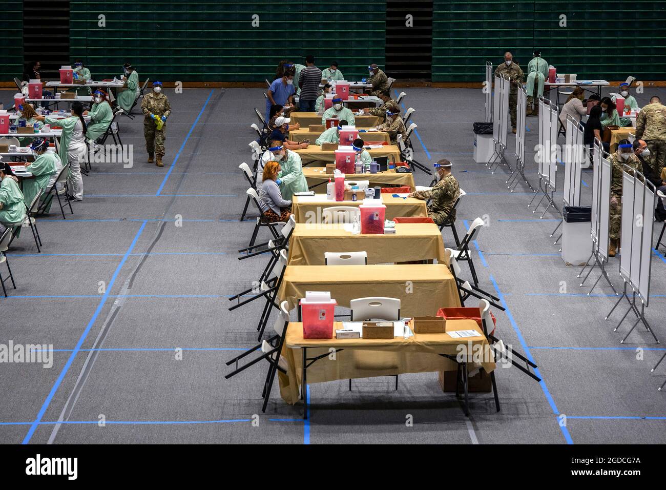 San Juan, Puerto Rico, 29. Januar 2021 - Mitglieder der Nationalgarde von Puerto Rico verabreichen dem medizinischen Personal im Pedrín Zorrilla Coliseum COVID-19-Impfstoffe. Die Nationalgarde von Puerto Rico übernahm die Führung bei den Impfbemühungen, indem sie Impfstoffe verabreichte und Fläschchen an medizinische Zentren und Impfstellen in ganz Puerto Rico lieferte. Yuisa Rios/FEMA Stockfoto