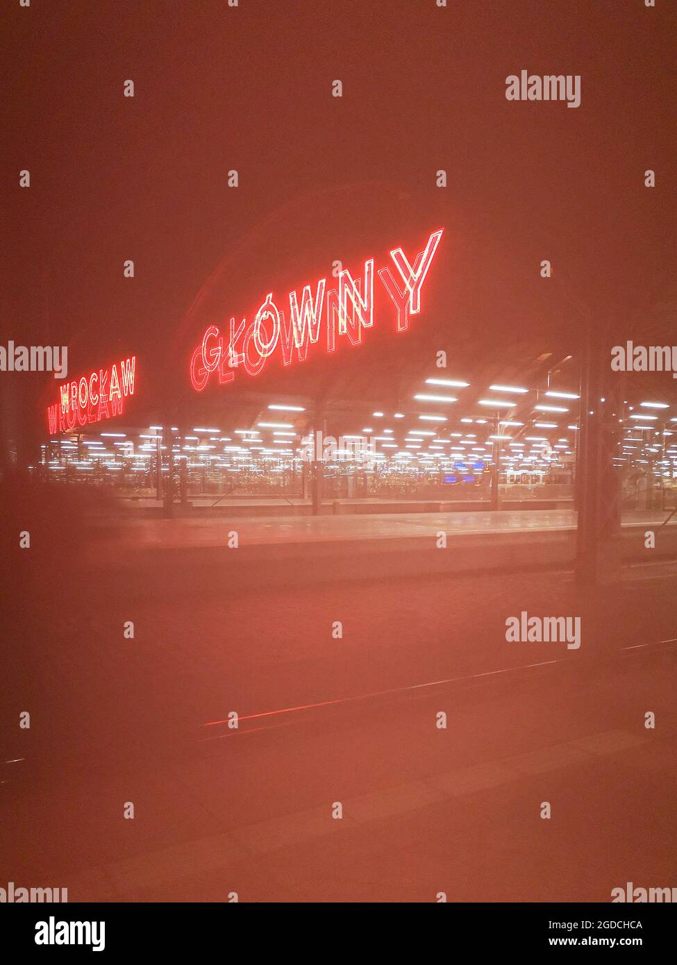 Wroclaw, Polen - 28 2020. August: Neonlicht Wroclaw Glowny am Hauptbahnhof spiegelt sich in Plexiglas-Tafel wider Stockfoto