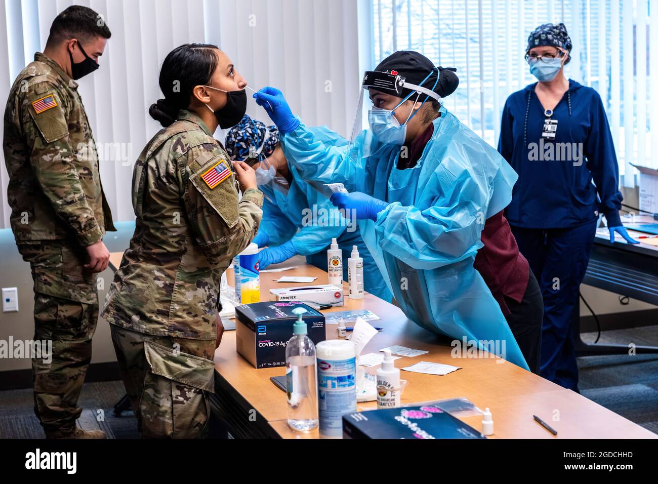 Sea Gurt, NJ, 13. Februar 2021 - Mitglieder des Title 10-Impfteams nehmen an einem 15-minütigen COVID-19-Schnelltest bei einem Auftrag der Federal Emergency Management Agency (FEMA) im New Jersey Air National Guard Training Center Teil, um die Impfeinsätze von COVID-19 zu unterstützen. Die FEMA arbeitet mit staatlichen, lokalen, Stammes- und Gebietsregierungen an der kritischen Notwendigkeit, Impfzentren in unterversorgten Gemeinden zu eröffnen. K.C. Wilsey/FEMA Stockfoto