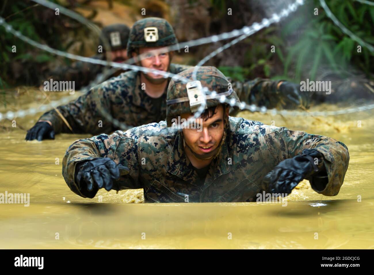 US-Marineinfanteristen mit der 3d Marine Division navigieren während des Ausdauerkurses während des 3d Marine Division Rifle Squad Competition in Camp Gonsalves, Okinawa, Japan, 13. Januar 2021, durch ein Wasserhindernis. Der einwöchige Wettkampf testet die Überlebensfähigkeiten des Dschungels, grundlegende Infanterietaktiken und hervorragende Leistungen im Umgang mit Waffen. Die Teilnehmer des Wettbewerbs sind derzeit dem 4. Marine-Regiment als Teil des Unit Deployment Program angeschlossen. (USA Marine Corps Foto von Lance CPL. Scott Aubuchon) Stockfoto