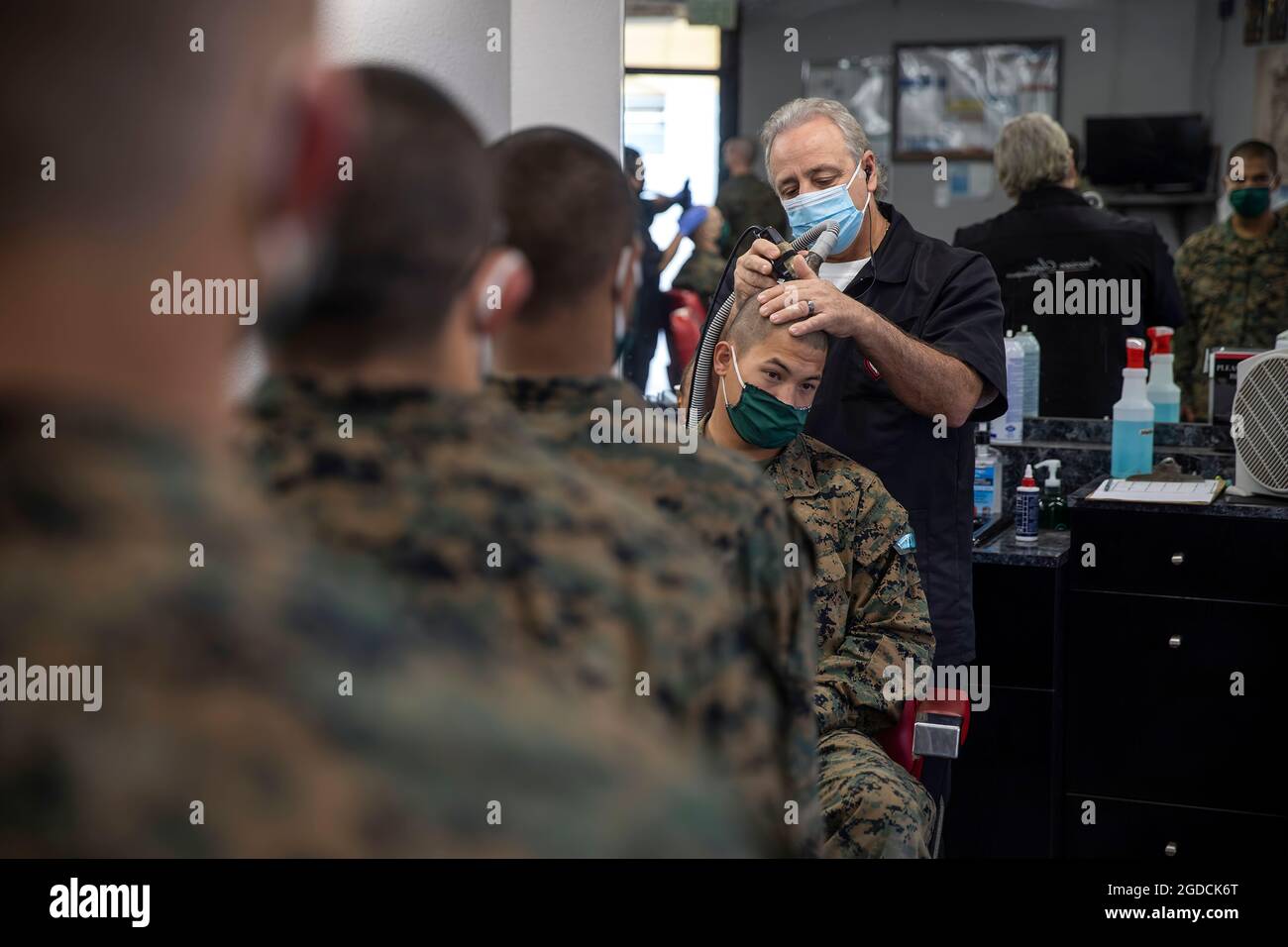 Rct. Logan Angeles, ein Rekrut von Mike Company, 3. Rekrut Training Bataillon, erhält einen Haarschnitt beim Marine Corps Recruit Depot San Diego, 3. Februar 2021. Rekruten erhielten Haarschnitte, um Einheitlichkeit zu schaffen. Rct. Angeles stammt aus Sacramento, CA und wurde von RS Sacramento rekrutiert. (USA Marine Corps Foto von Lance CPL. Zachary T. Beatty) Stockfoto