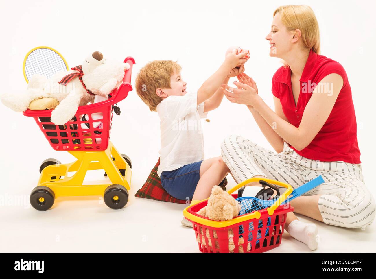 Familienbeziehungen. Kaufen und Verkaufen. Mutter mit Sohn spielt im Supermarkt. Speichern. Kaufen. Stockfoto