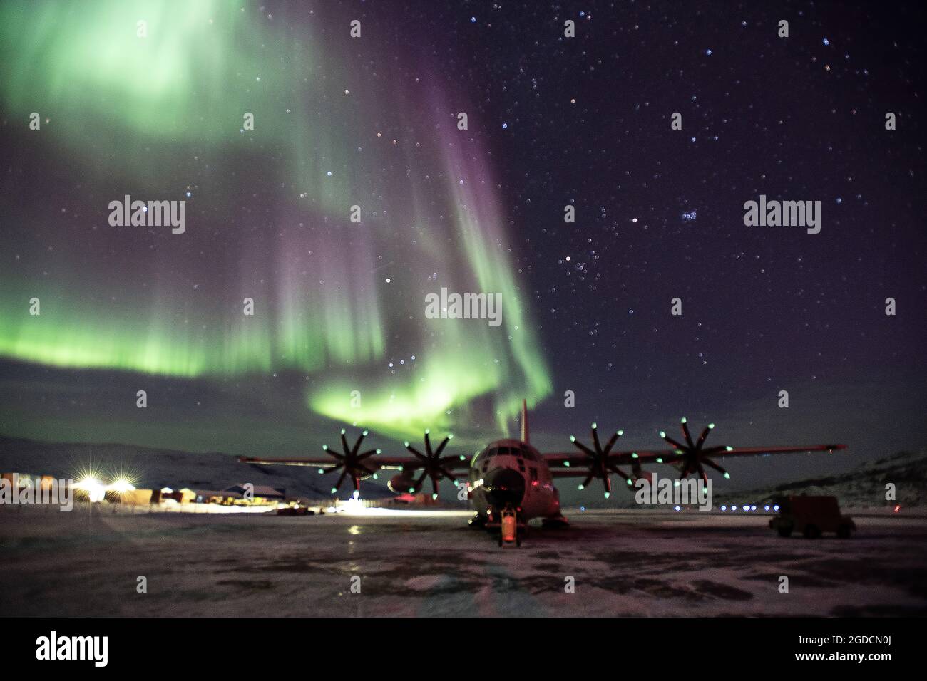 Ein LC-130 Skibird vom 109. Luftlift-Flügel sitzt auf der Rampe am Kangerlussuaq Airport, Grönland, mit den Nordlichtern, die oben am Himmel blendender Himmel sind. Die Nordlichter treten im Winter auf und sind besonders hell in einer dunklen Nacht in Grönland. Der 109. Führt jährlich von März bis August Trainings- und wissenschaftliche Forschungsförderung durch. Foto mit freundlicher Genehmigung von LT. Col. Kevin Jones Stockfoto
