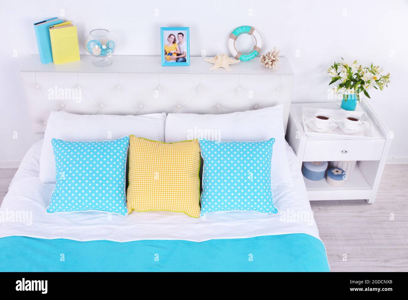 Komfortables Weiches Bett Im Zimmer Stockfotografie Alamy
