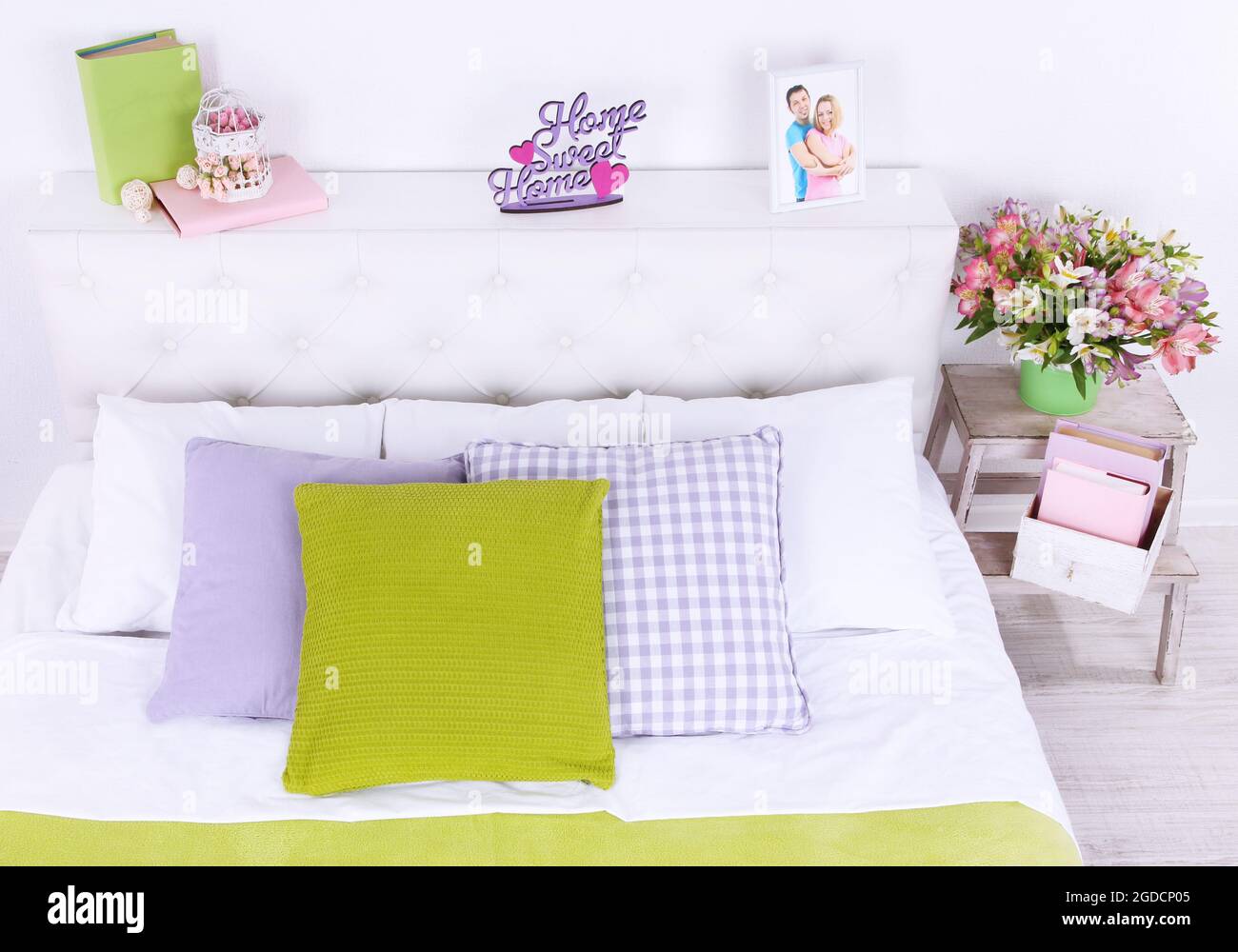 Komfortables Weiches Bett Im Zimmer Stockfotografie Alamy