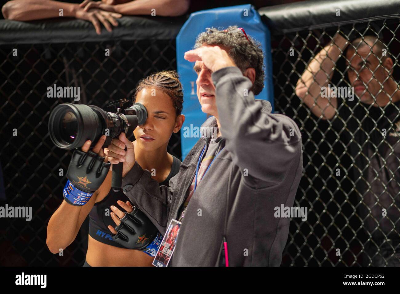 VERÖFFENTLICHUNG: 24. November 2021 TITEL: Bluised STUDIO: Netflix REGIE: Halle Berry PLOT: Eine entgrabte MMA-Kämpferin findet im Käfig Erlösung und den Mut, ihren Dämonen zu begegnen, als der Sohn, den sie als Kind aufgegeben hatte, unerwartet wieder in ihr Leben zurückkehrt. HAUPTROLLE: Regisseurin Halle BERRY am Set. (Kreditbild: © Netflix/Entertainment Picturs) Stockfoto