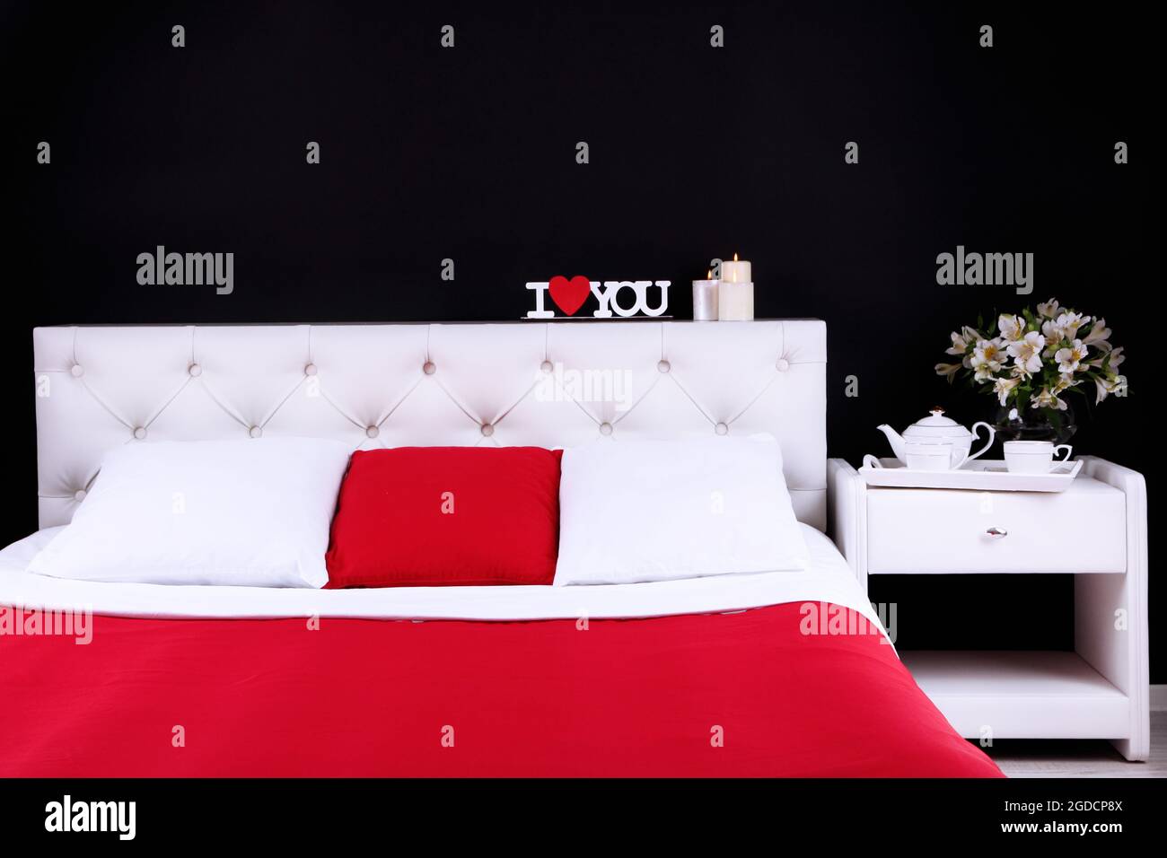 Komfortables Weiches Bett Im Zimmer Stockfotografie Alamy