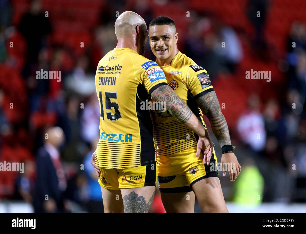 Peter Mata'utia von Castleford Tigers (rechts) feiert mit Teamkollege George Griffin am Ende des Betfred Super League-Spiels im total Wicked Stadium, St. Helens. Bilddatum: Donnerstag, 12. August 2021. Stockfoto