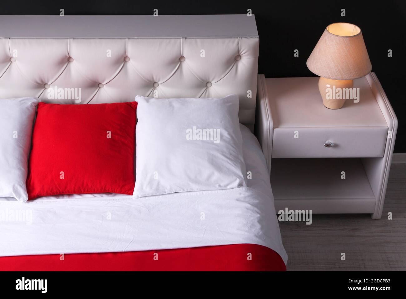 Komfortables Weiches Bett Im Zimmer Stockfotografie Alamy