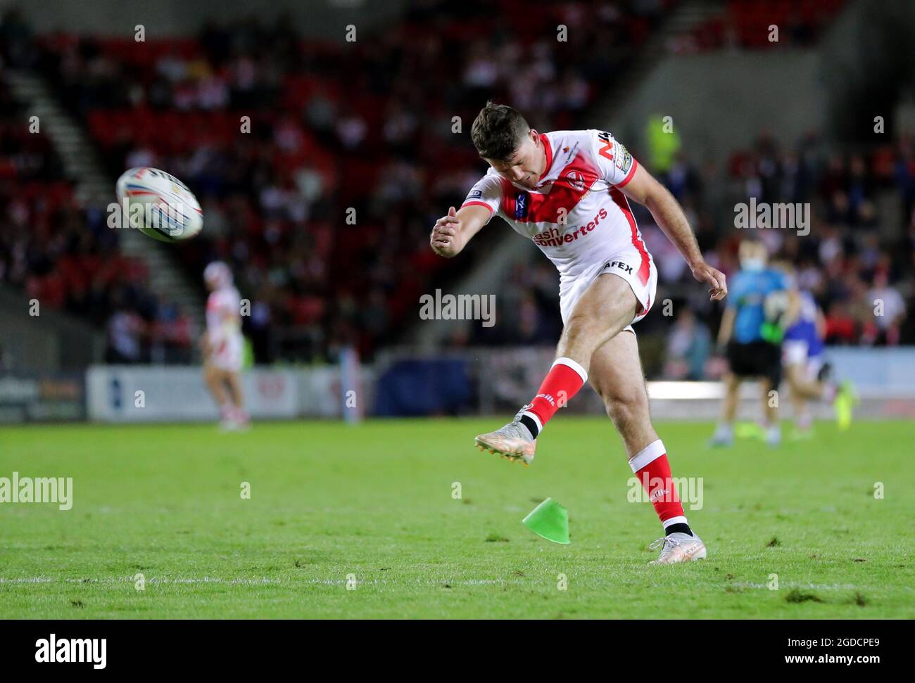 St Helens' Lachlan Coote erzielt eine Konvertierung während des Betfred Super League-Spiels im total Wicked Stadium, St. Helens. Bilddatum: Donnerstag, 12. August 2021. Stockfoto