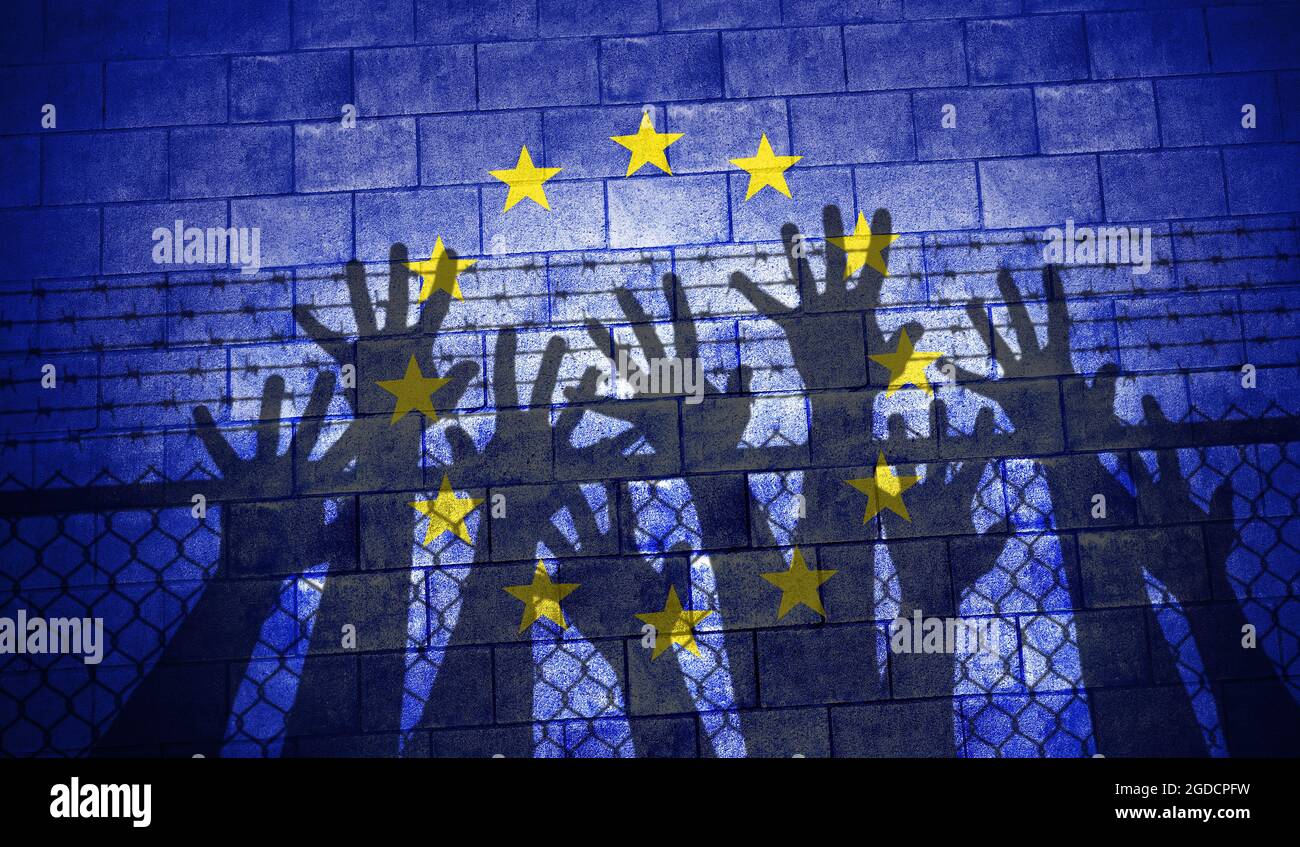 Die europäische Einwanderungskrise und das europäische Konzept der Flüchtlingsmigranten als Menschen an einer Grenzmauer mit EU-Flagge als gesellschaftliches Thema über Flüchtlinge. Stockfoto