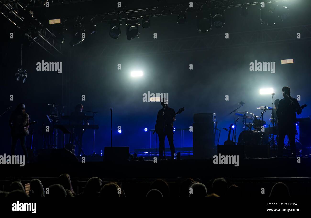 Lulus Begleitband auf der Bühne beim Fringe-by-the-Sea Festival, North Berwick, East Lothian, Schottland, Großbritannien Stockfoto