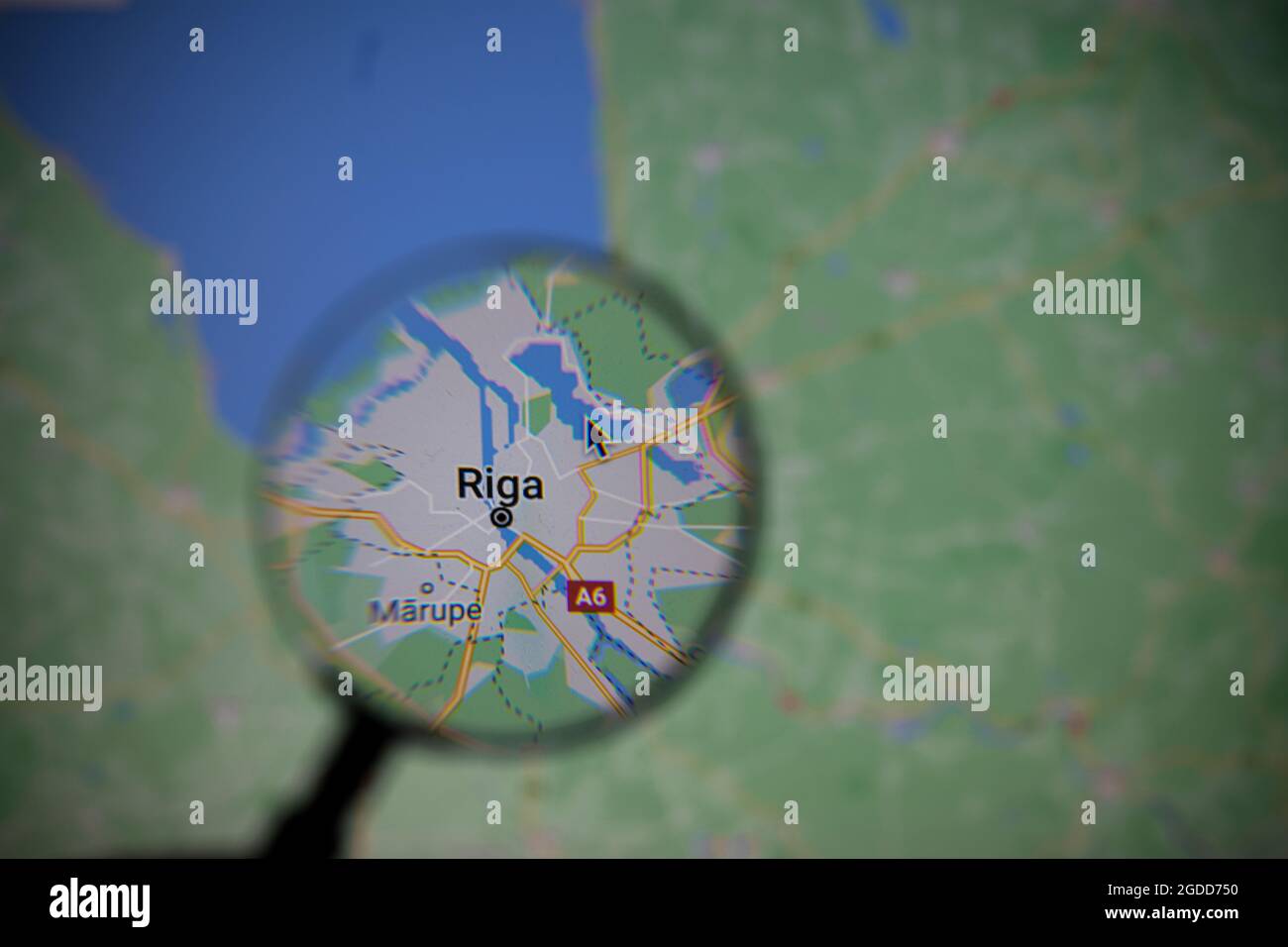 Blick auf die Stadt Riga, die Hauptstadt Lettlands, durch eine Lupe auf Google Maps Stockfoto