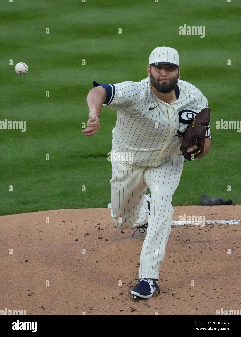 Dyersville, Usa. August 2021. Chicago White Sox Startkannen Lance Lynn (33) liefert an die New York Yankees während des ersten Innings des MLB Field of Dreams Game in Dyersville, Iowa, Donnerstag, 12. August 2021. Foto von Pat Benic/UPI Credit: UPI/Alamy Live News Stockfoto