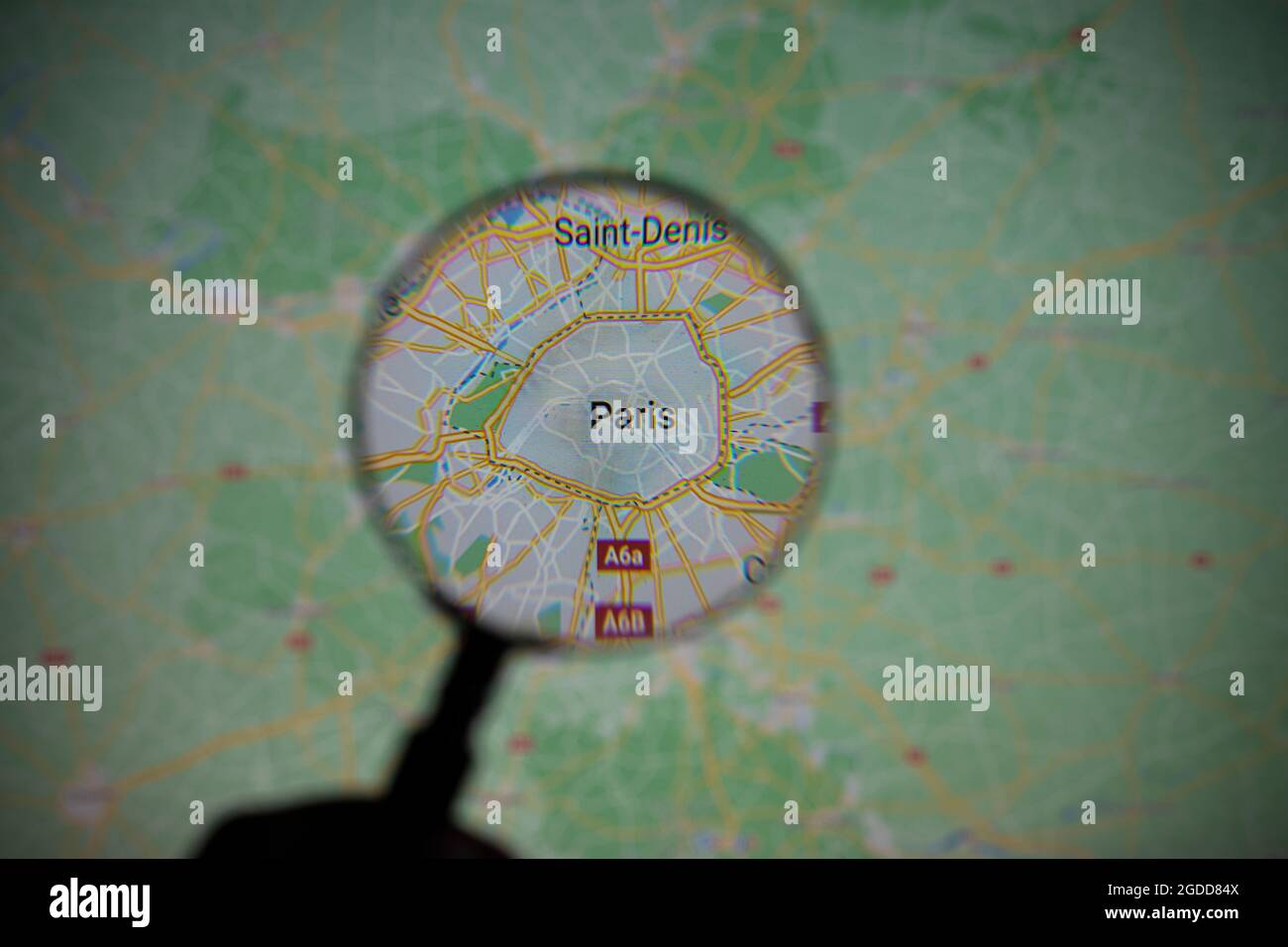 Blick auf die Stadt Paris, die Hauptstadt Frankreichs, durch eine Lupe auf Google Maps Stockfoto