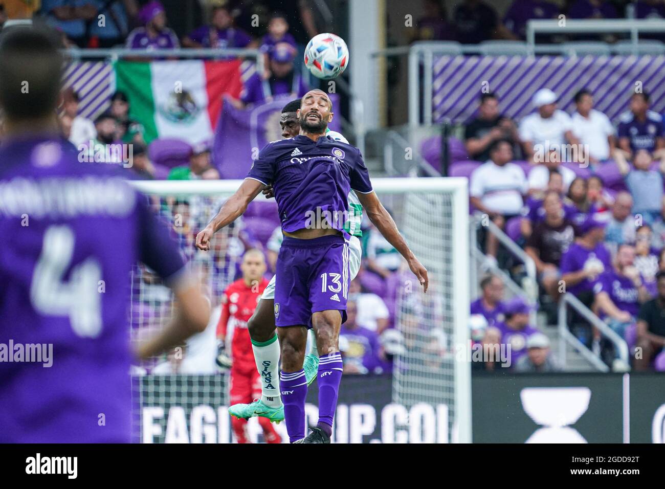 Orlando, Florida, USA, 12. August 2021, Orlando City SC Stürmer Tesho Akindele #13 gewinnt den Kopfball im Exploria Stadium. (Foto: Marty Jean-Louis/Alamy Live News Stockfoto