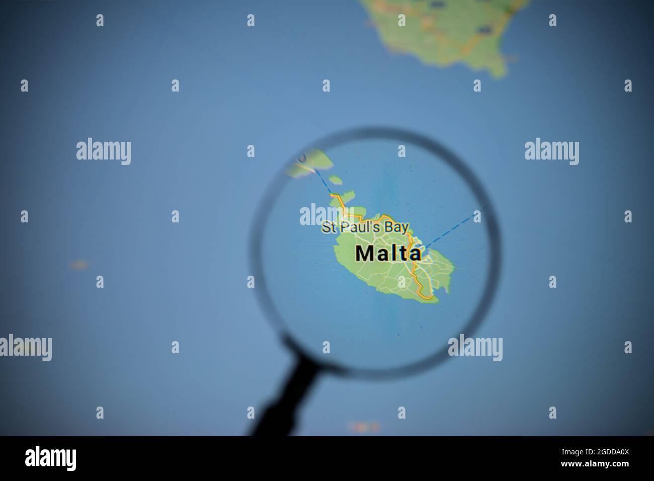 Blick auf die Insel Malta durch eine Lupe auf Google Maps Stockfoto