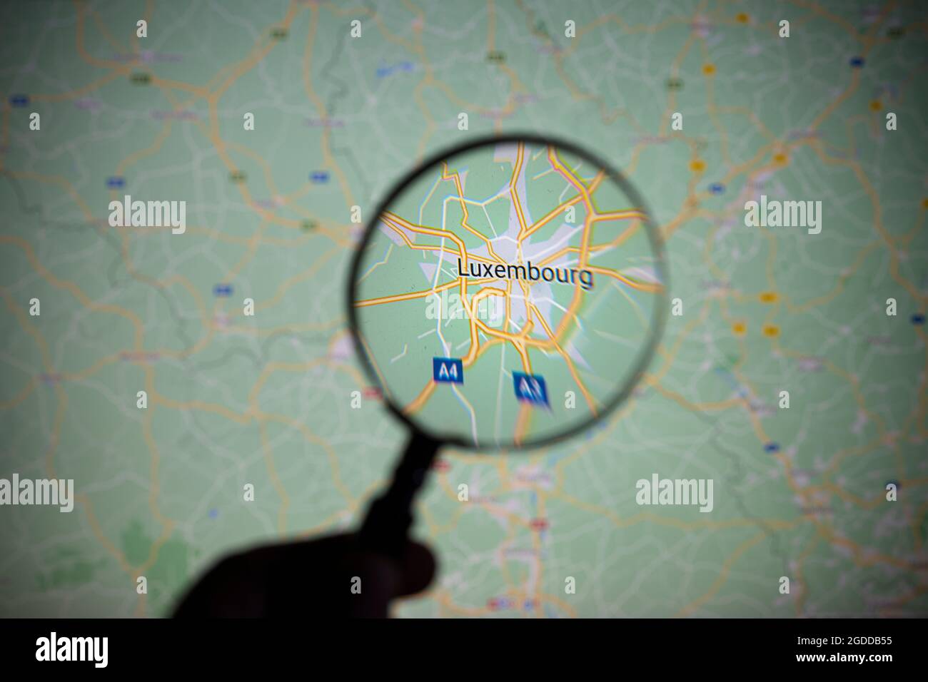 Blick auf die Stadt Luxemburg durch eine Lupe auf Google Maps Stockfoto