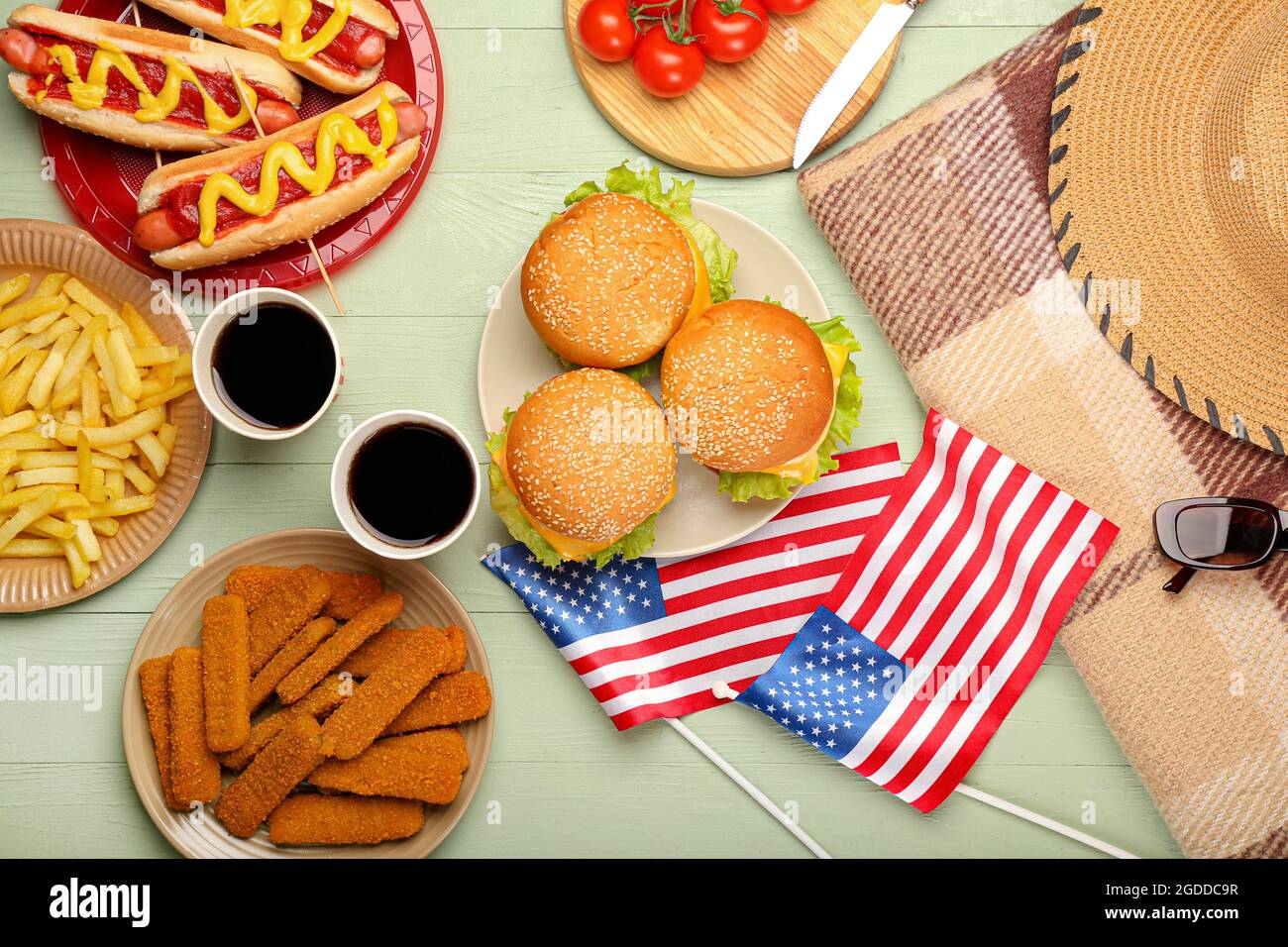 Amerikanische Flaggen Mit Traditionellem Essen Auf Farbigem Holzhintergrund Stockfotografie Alamy