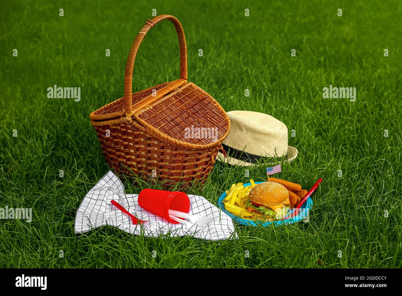 Traditionelles Amerikanisches Essen Mit Picknickkorb Auf Gras Im Park Stockfotografie Alamy