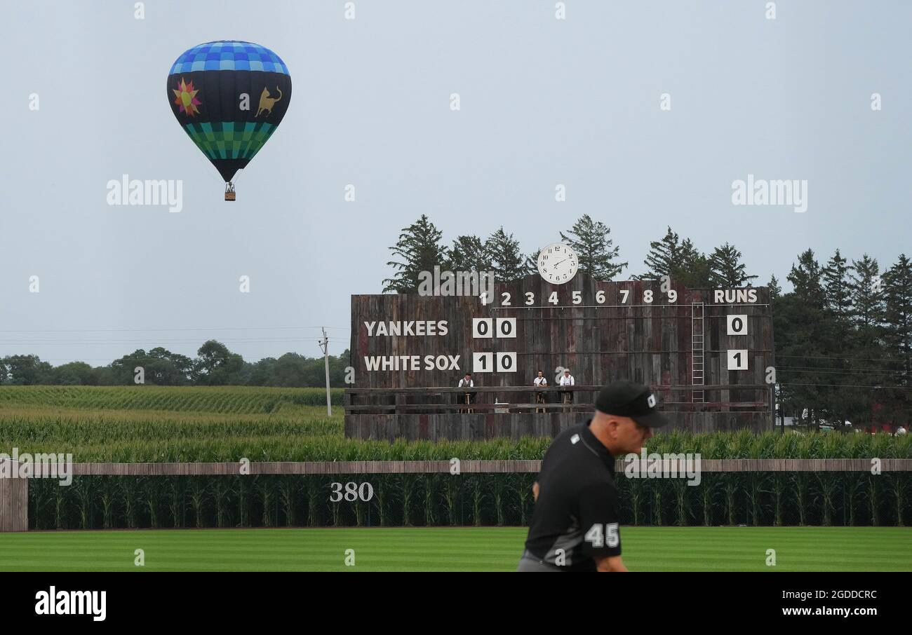 Dyersville, Usa. August 2021. Ein Heißluftballon steigt über ein Maisfeld neben dem MLB Field of Dreams Game in Dyersville, Iowa, am Donnerstag, den 12. August 2021. Foto von Pat Benic/UPI Credit: UPI/Alamy Live News Stockfoto