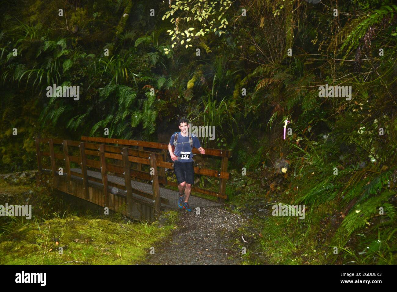 REEFTON, NEUSEELAND, 7. AUGUST 2021; Konkurrent Ben Ellis wurde Dritter auf dem 49 km langen Abschnitt des Red Cross Resilience Ultra Langstreckenlaufs in kaltem Wetter Stockfoto