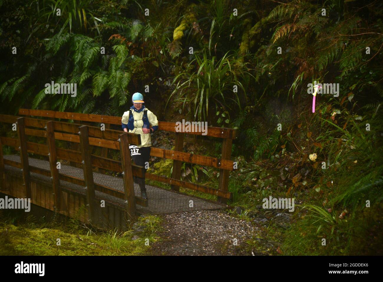 REEFTON, NEUSEELAND, 7. AUGUST 2021; die Konkurrentin Naomi Brand gewann den 49 km langen Abschnitt des Red Cross Resilience Ultra für Frauen Stockfoto