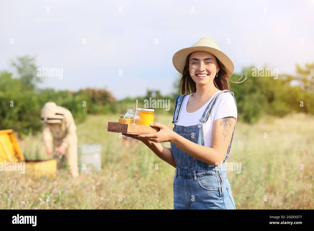 Imkerin mit süßem Honig bei der Imkerei Stockfoto
