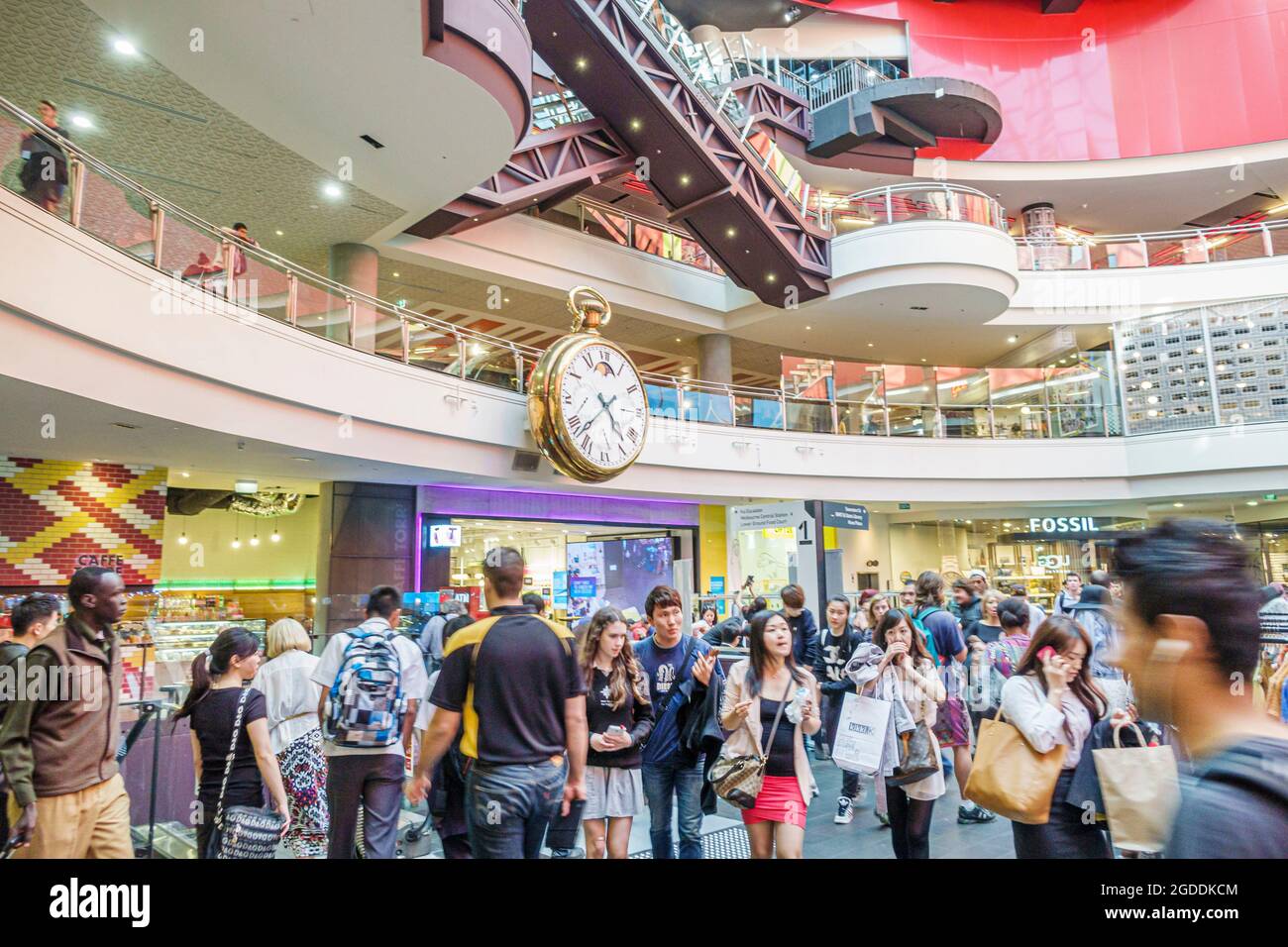 Australien Melbourne CBD, Central Dome Center Center Mall Shopping Shoppers Shops Market Marketplace, Riesenuhr Asiaten Schwarze Männer männlich weiblich Frauen, Stockfoto