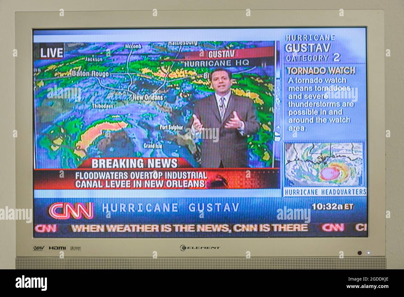 TV-Bildschirm CNN Hurrikan Gustav Meteorologe Wettermann, Chad Myers Live-Berichterstattung New Orleans Überschwemmungen Kategorie 2 Tornado beobachten Stockfoto
