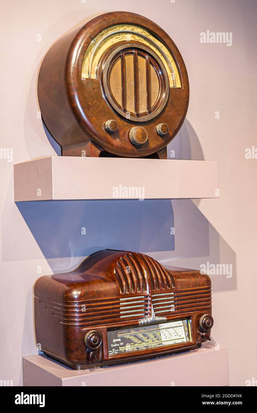 Miami Beach Florida, die Wolfsonian Florida International University, FIU Design Museum Sammlung Ausstellung Sonora Radio 1940 Bakelite Radios Stockfoto