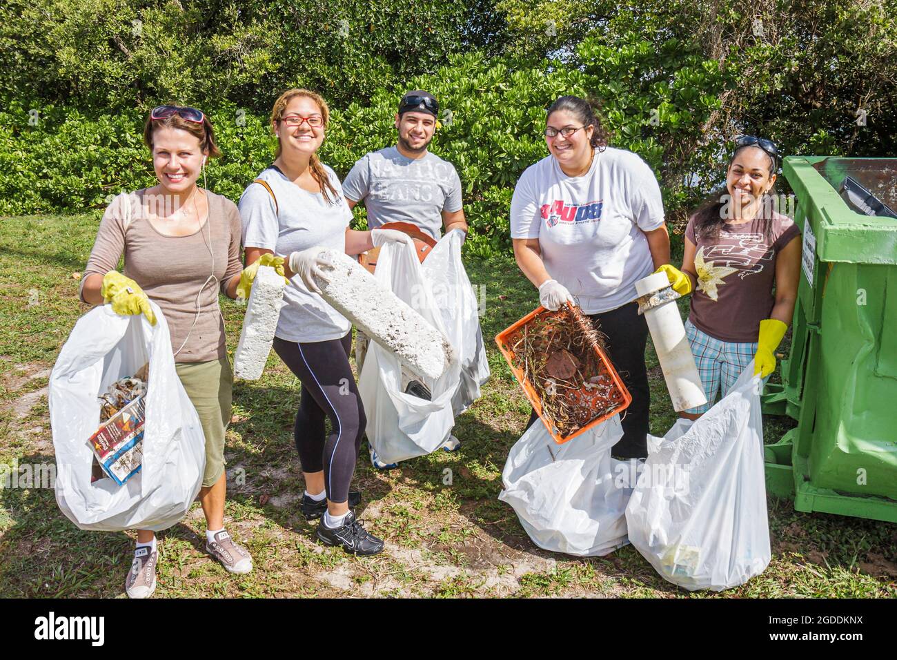 Miami Florida, Baynanza Biscayne Bay Cleanup Day, Aufräumen von Freiwilligen, die Freiwillige engagieren, die zusammen mit Studenten arbeiten, Hispanic Black Women female man col Stockfoto