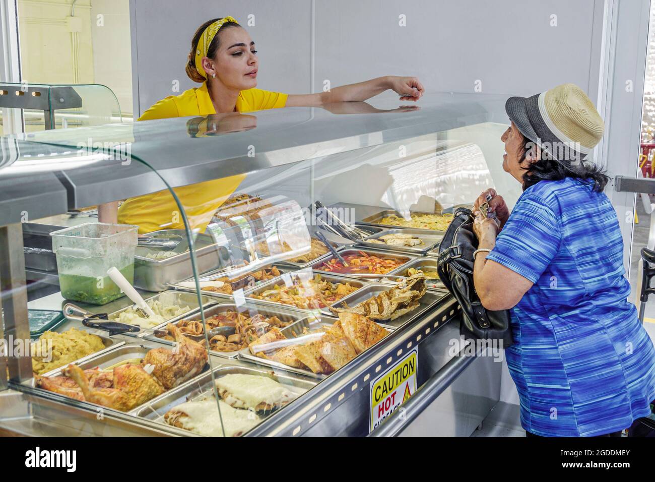 Miami Beach Florida, Palacio de los Jugas Restaurant, Cafeteria Buffet Food Display hispanische Frau weibliche Frauen, Bestellungen Bestellschalter, Stockfoto