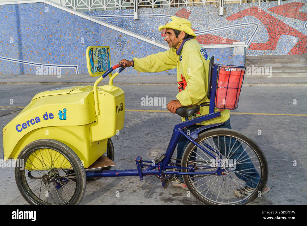 Peru Lima Barranco District Malecon Souza, Straßeneisverkäufer, der Verkaufswagen Dreirad verkauft, Helados Donofrio cerca de ti Nestle Hispanic Mann, Stockfoto