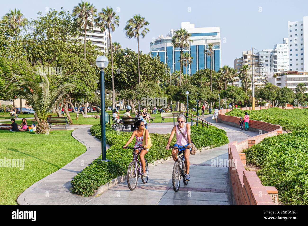 Peru Lima Miraflores Malecon de la Reserva,Parque Domodossola Stadtpark Grünfläche Hispanic Mann männlich, Frau weiblich Fahrräder Radfahren Reiten Radfahren r Stockfoto