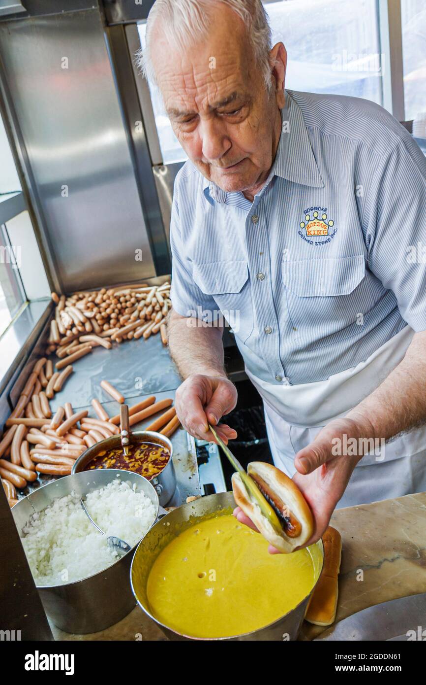 Virginia Roanoke Campbell Avenue Roanoke Weiner Stand, Senior Mann männlichen Koch bereitet Hot Dog Senfzwiebeln, Stockfoto