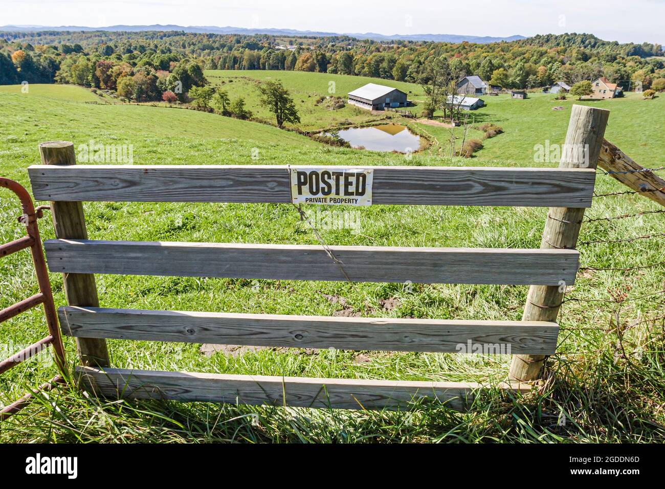 West Virginia Mt. Nebo gepostet Privateigentum Zeichen, Ackerland Bauernhof ländlichen Land Landschaft Tor Zaun Weide, Stockfoto