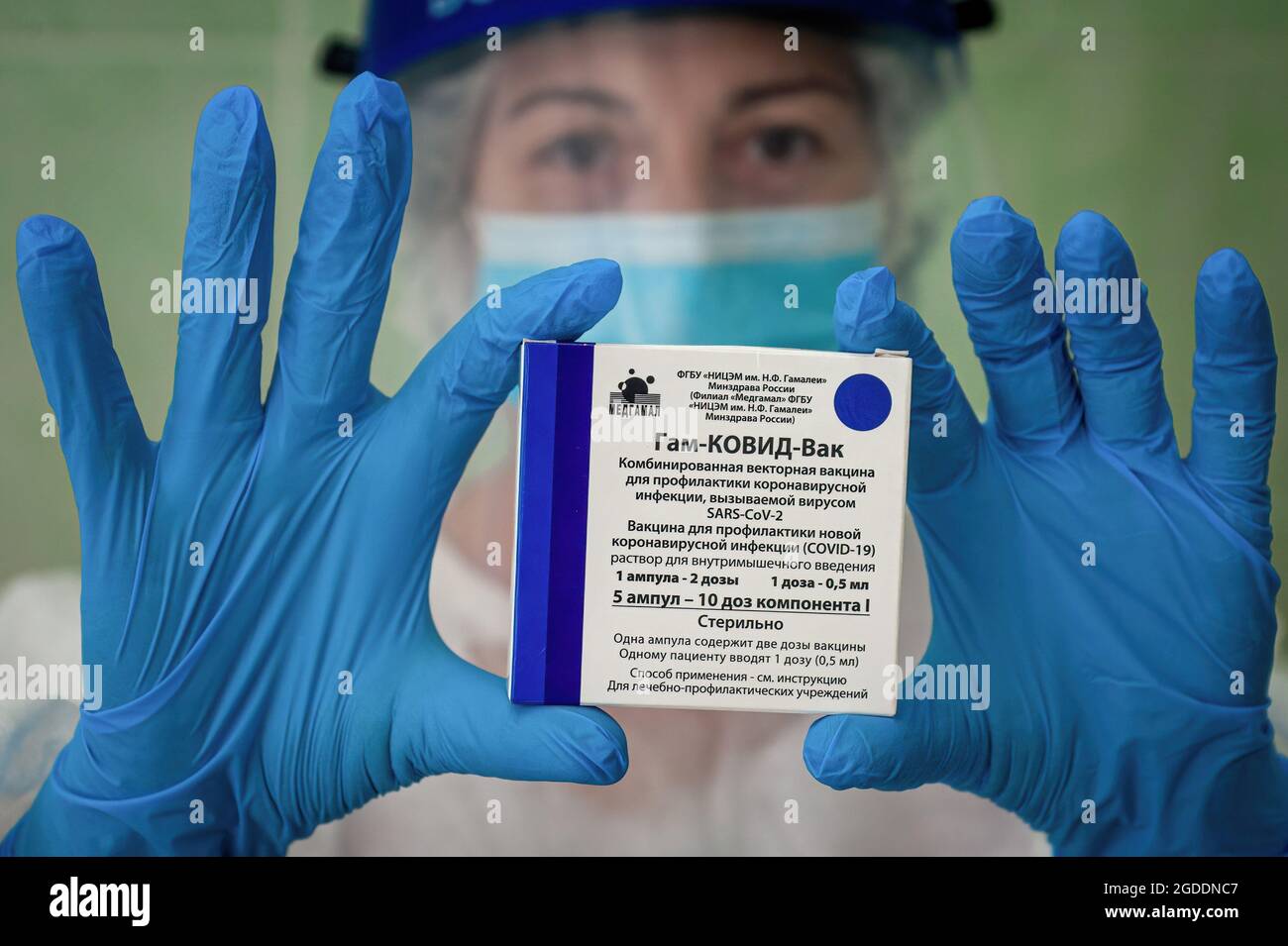 Tambow, Russland. August 2021. Eine Krankenschwester der Impfstelle der Poliklinik Nr. 5 in Tambow hält eine Schachtel mit Ampullen des russischen Impfstoffes gegen die Coronavirus-Infektion Gam-COVID-Vac (Sputnik V). Laut Statistiken wurden zum 12. August 2021 in Russland 39,737,937 Menschen (27.1 % der Bevölkerung) mit mindestens einer Komponente des Coronavirus-Impfstoffs geimpft, und 29,200,070 Personen (19.9 % der Bevölkerung) wurden vollständig mit zwei Komponenten geimpft. Insgesamt wurden 68,938,007 Impfungen durchgeführt. Kredit: SOPA Images Limited/Alamy Live Nachrichten Stockfoto