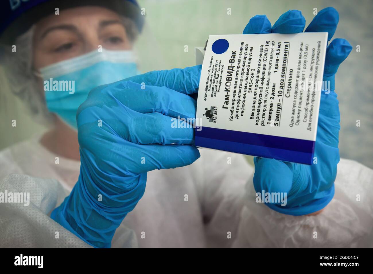 Tambow, Russland. August 2021. Eine Krankenschwester aus dem Impfbüro der Poliklinik Nr. 5 in Tambow entfernt eine Ampulle mit dem russischen Impfstoff gegen die Coronavirus-Infektion Gam-COVID-Vac (Sputnik V) aus der Schachtel. Laut Statistiken wurden zum 12. August 2021 in Russland 39,737,937 Menschen (27.1 % der Bevölkerung) mit mindestens einer Komponente des Coronavirus-Impfstoffs geimpft, und 29,200,070 Personen (19.9 % der Bevölkerung) wurden vollständig mit zwei Komponenten geimpft. Insgesamt wurden 68,938,007 Impfungen durchgeführt. Kredit: SOPA Images Limited/Alamy Live Nachrichten Stockfoto