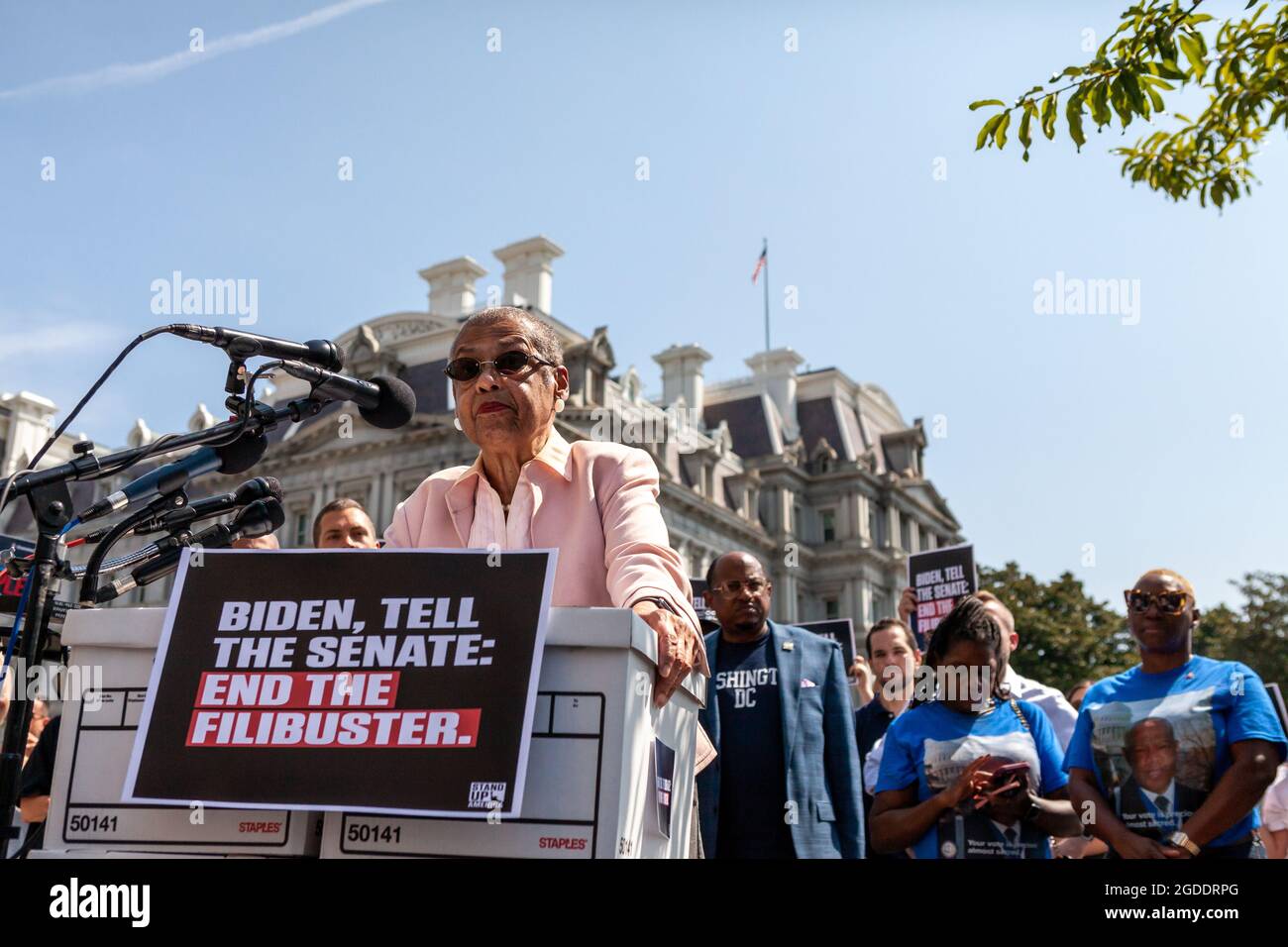 Washington, DC, USA, 12. August 2021. Im Bild: Die Delegierte Eleanor Holmes Norton, DC's nicht stimmberechtigte Vertreterin im Kongress, spricht vor der Übergabe einer Petition mit 400,000 Unterschriften an Präsident Biden im Weißen Haus. Die Petition fordert den Präsidenten auf, den Filibuster zu beenden, den John Lewis Voting Rights Advancement Act zu verabschieden und den for the People Act zu verabschieden, Aktionen, die von vielen Amerikanern unterstützt werden. Präsident Biden sagt, er unterstütze beide Rechtsakte, aber er habe den Senat nicht aufgefordert, den Filibuster zu beenden, ein entscheidender Schritt bei der Verabschiedung dieser Gesetze. Kredit: Allison Bailey / Alamy Live Nachrichten Stockfoto