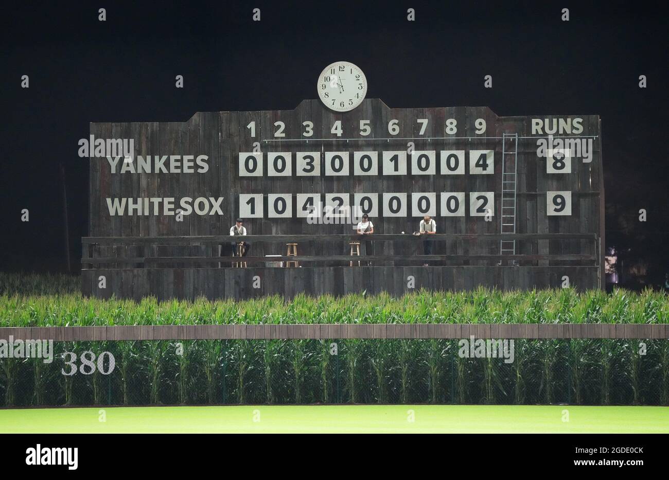 Dyersville, Usa. August 2021. Die manuelle Anzeigetafel zeigt an, dass die Chicago White Sox die New York Yankees 9-8 während des MLB Field of Dreams Game in Dyersville, Iowa, Donnerstag, 12. August 2021 besiegt hat. Foto von Pat Benic/UPI Credit: UPI/Alamy Live News Stockfoto