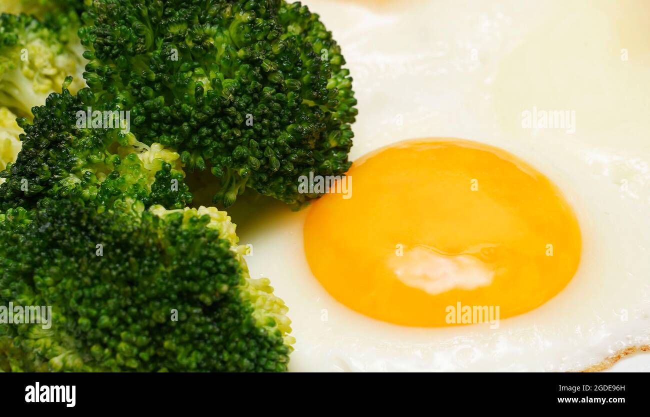 Spiegeleier mit Brokkoli für ein gesundes Frühstück. Gesundes Lifestyle-Konzept. Stockfoto