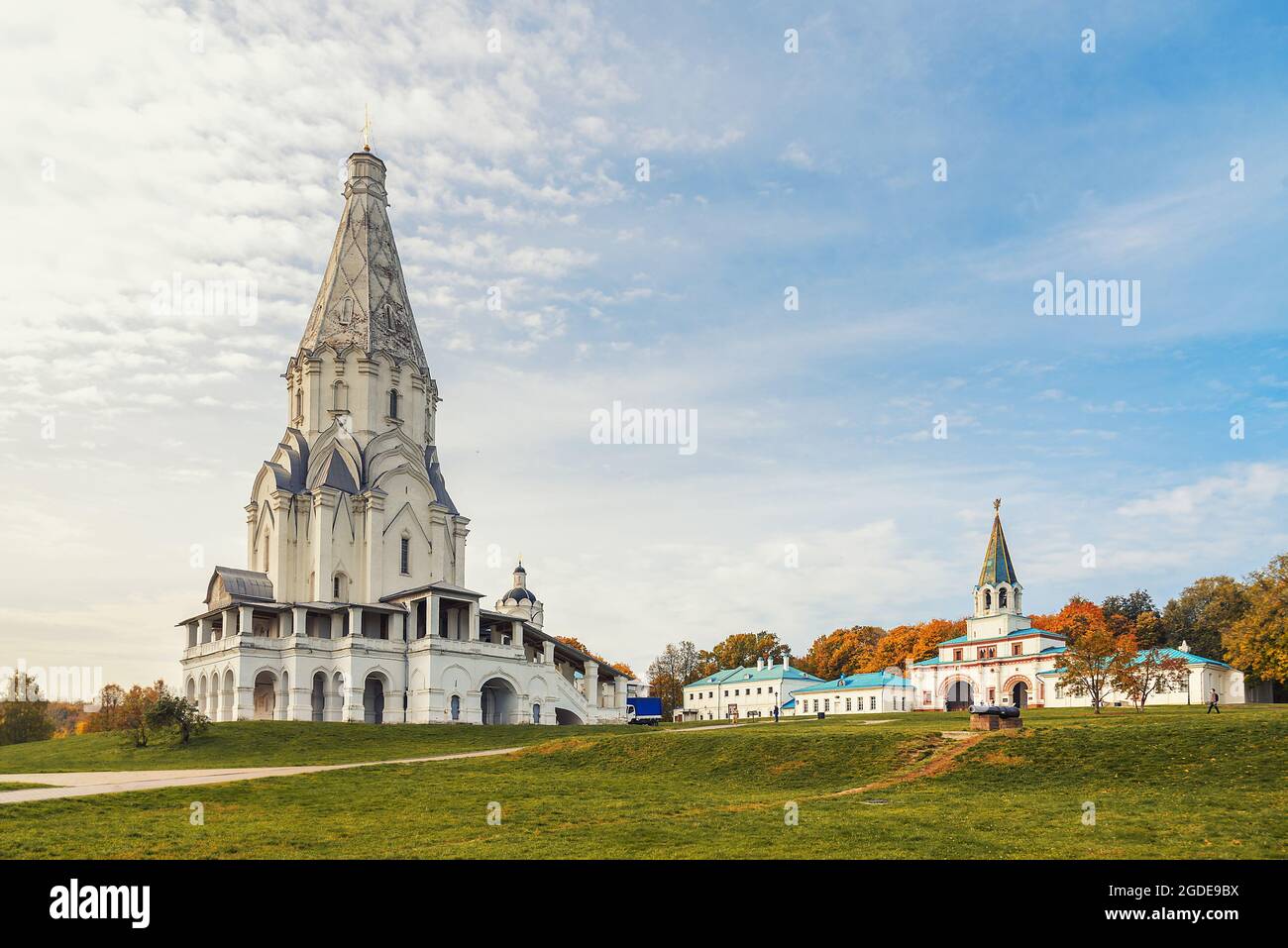 Blick auf die Himmelfahrtskirche und den architektonischen Komplex in Kolomenskoye am Herbsttag. Moskau. Russland Stockfoto