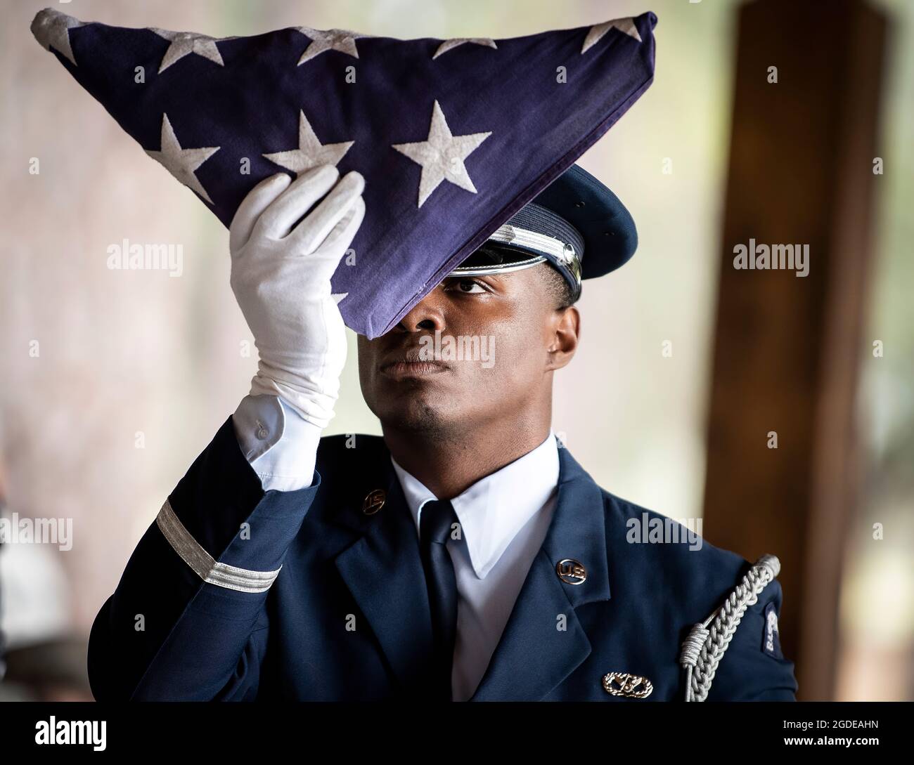 Personal Sgt. William Coleman, 96. Zivilingenieursgeschwader, inspiziert eine gefaltete amerikanische Flagge während der Abschlusszeremonie der Ehrenwache der Eglin Air Force Base am 1. März 2019 auf der Eglin AFB, Florida. Rund 18 neue Airmen absolvierten den mehr als 120-stündigen Kurs. (USA Luftwaffe Foto von Samuel King Jr.) Stockfoto