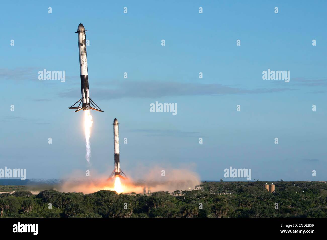 Zwei wiederverwendbare Raketenstarter landen nach dem erfolgreichen Start von SpaceX's Falcon Heavy Arabsat 6A am 12. April 2019 im Kennedy Space Center, Florida. Dies ist der zweite Start der Falcon Heavy Rakete, dem stärksten Weltraumfahrzeug, das heute fliegt. (USA Luftwaffe Foto von James Rainier) Stockfoto