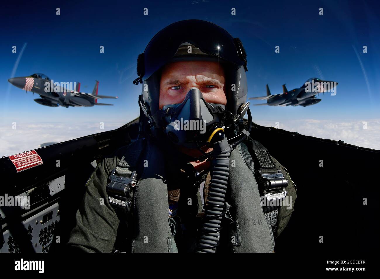 Technik. Sgt. Matthew Plew, 48th Fighter Wing Public Affairs Fotojournalist, nimmt ein Selfie auf und dokumentiert zwei F-15E Strike Eagles und einen F-15C Eagle, die Flugmanöver über Südengland durchführen, am 3. September 2019. Die 48th FW führt täglich Routinetraining durch, um sicherzustellen, dass die Einheit einzigartige Luftkampffähigkeiten in den Kampf bringt, wenn sie von den US-Luftstreitkräften in Europa-Luftstreitkräften in Afrika gefordert wird. (USA Air Force Foto von Tech. Sgt. Matthew Plew) Stockfoto